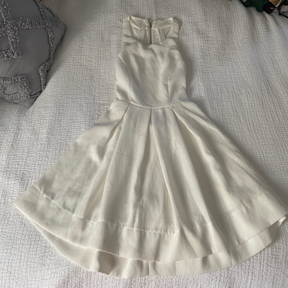 Lulu’’s white dress